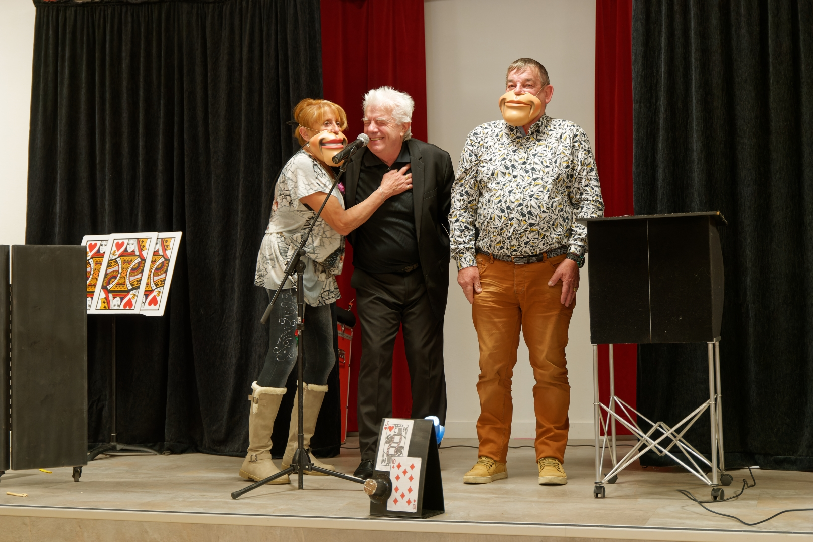 Numéro de ventriloquie avec masques